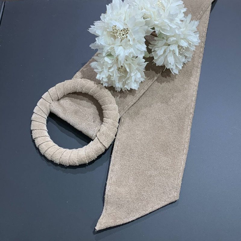 Ceinture réglable sable pour femme très tendance.
