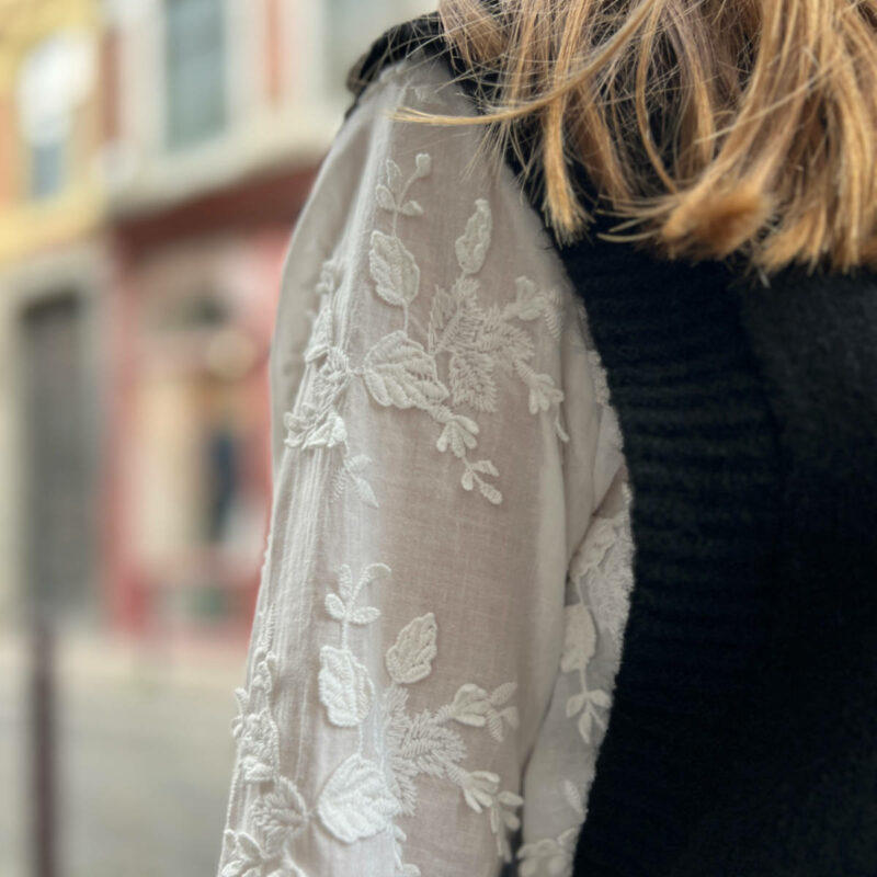 Chemise broderie pour femme tendance.