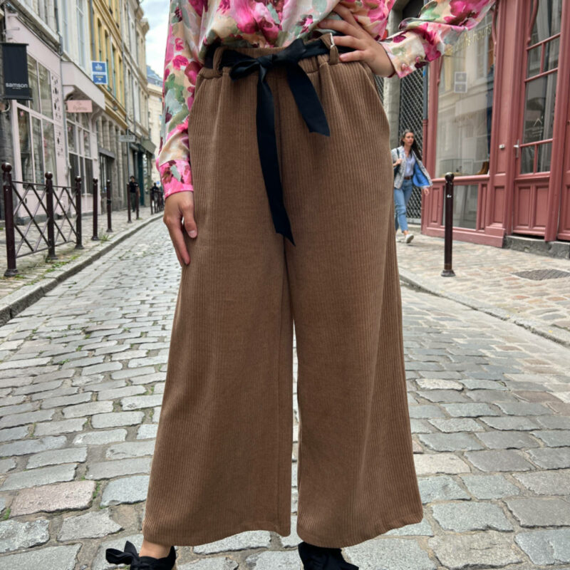 Pantalon en velours pour femme très tendance.