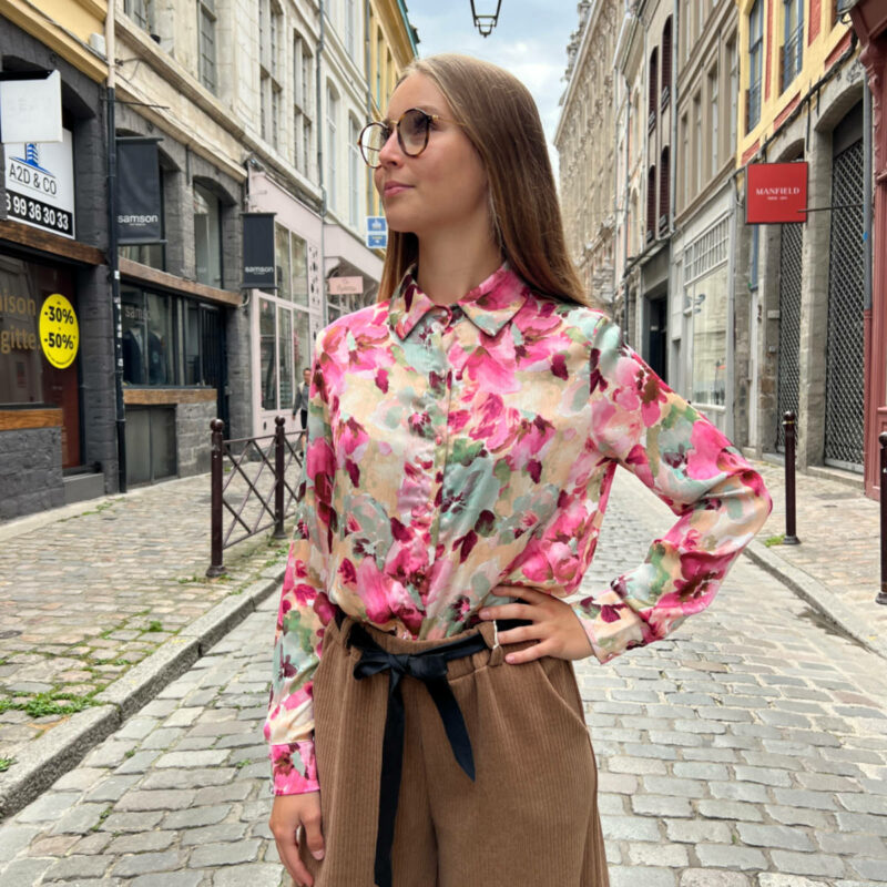Chemise fleurie pour femme tendance.