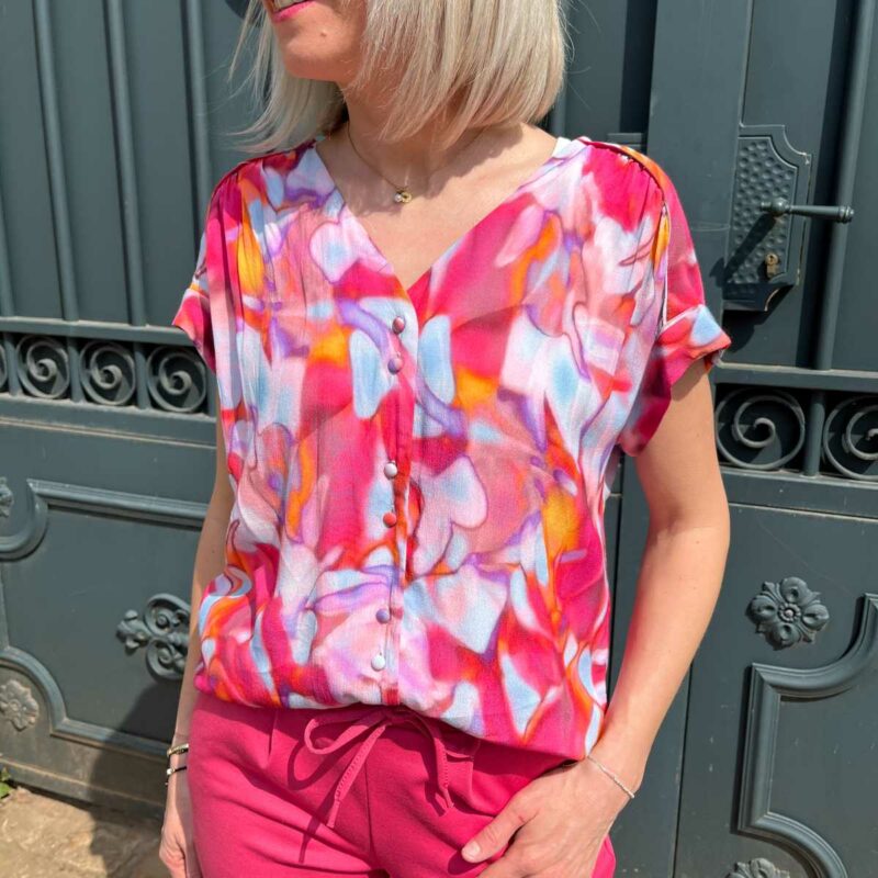 Blouse imprimé rose très fluide pour femme. Vous allez adorer cette blouse imprimé blouse.