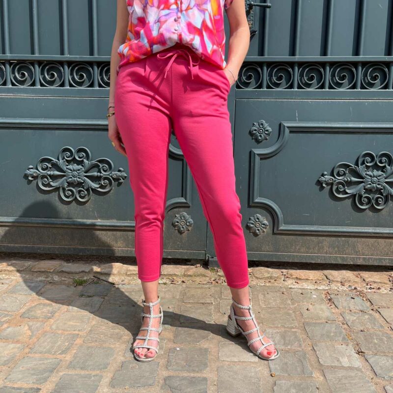Ptanlon rose pour femme. Ultra confortable, ce pantalon rose style jogging est très chic.