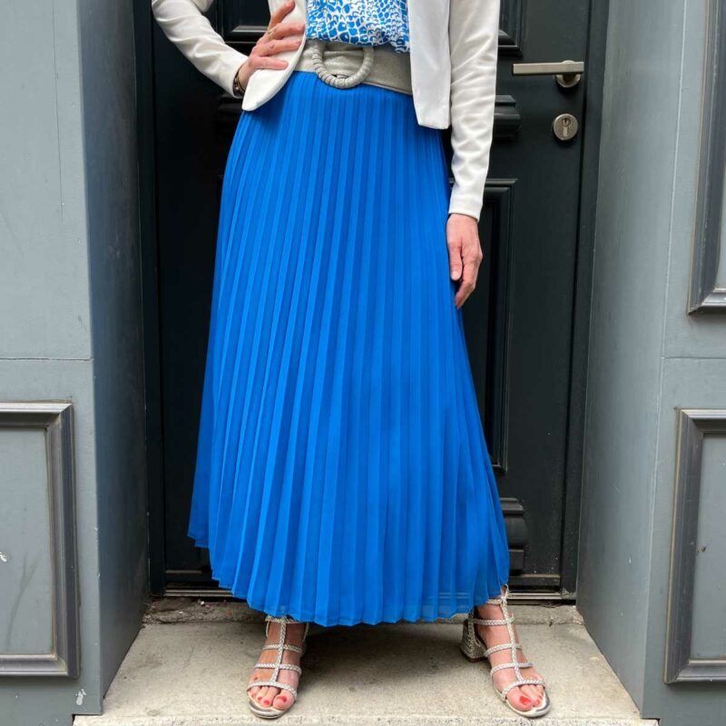 Jupe plissée bleue très tendance. La jupe plissée bleue parfaite pour l'été.