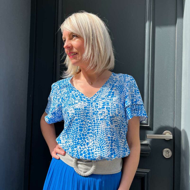 Blouse imprimé bleu très fluide. Cette blouse imprimé bleu est parfaite pour l'été.