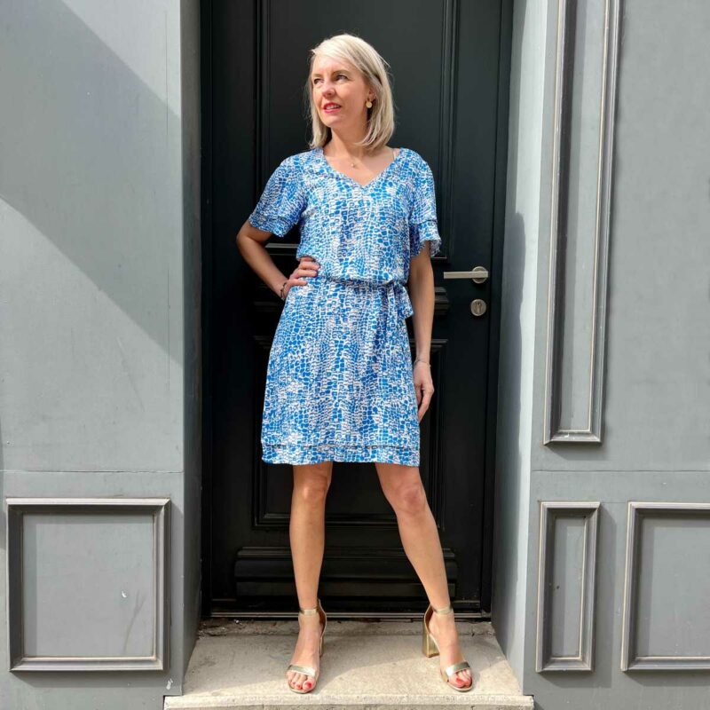 Robe imprimé bleu pour femme très tendance.