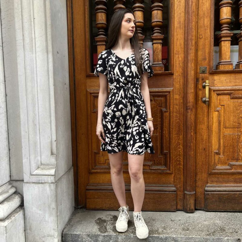 Jolie robe courte noire et beige pour femme très tendance.
