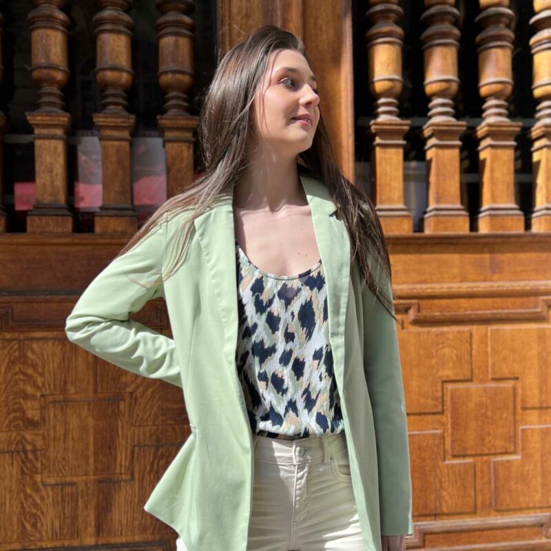 Blazer vert d'eau oversize pour femme. Blazer vert d'eau très tendance.