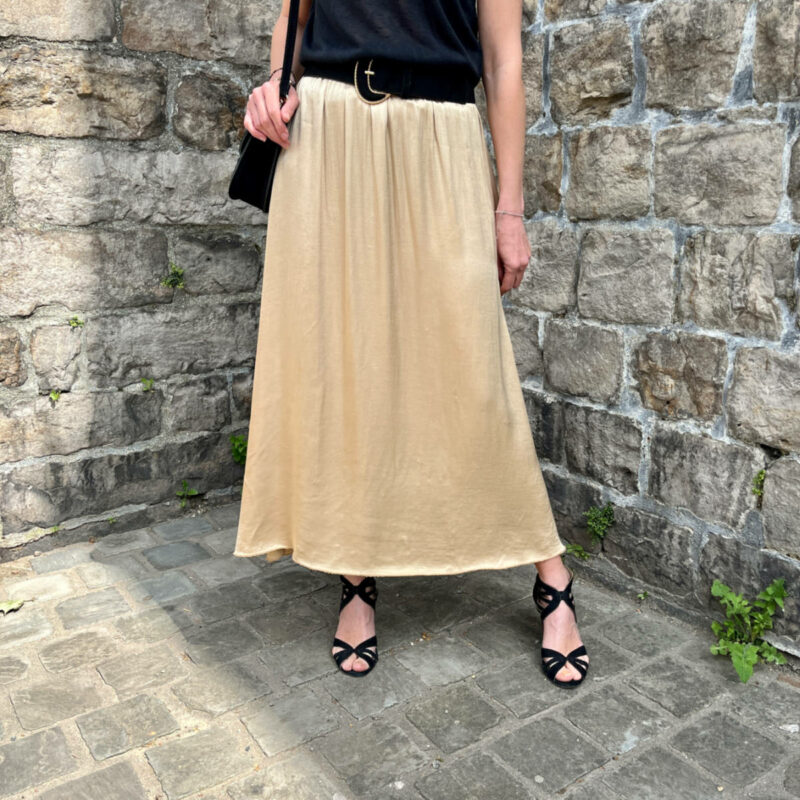 La jupe longue beige pour femme très tendance.