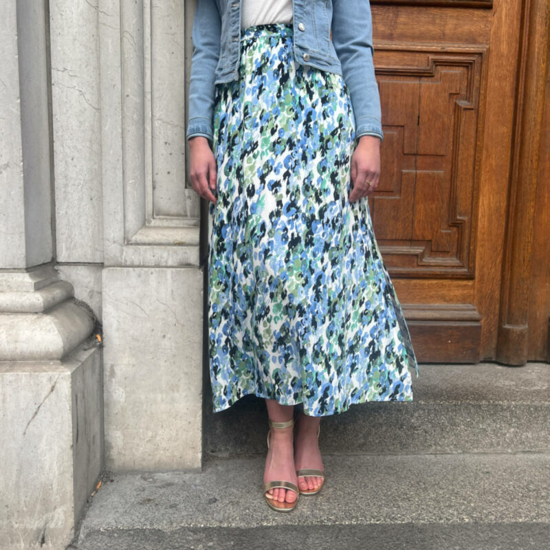 Jupe longue bleue pour femme très tendance.
