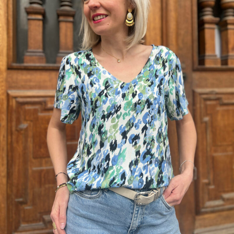 Blouse fluide bleue pour femme très tendance.