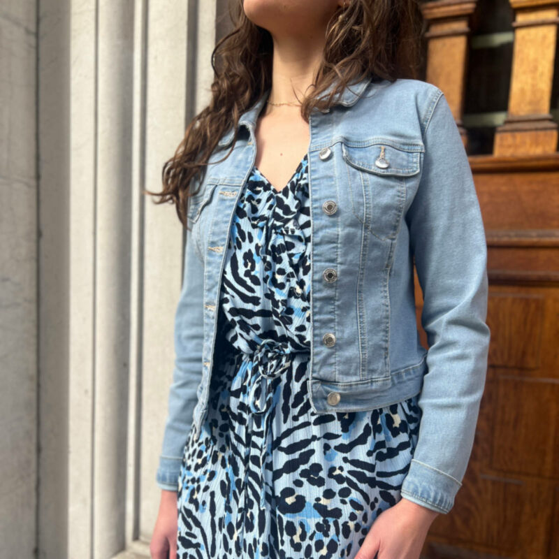 Veste en jean pour femme très tendance.