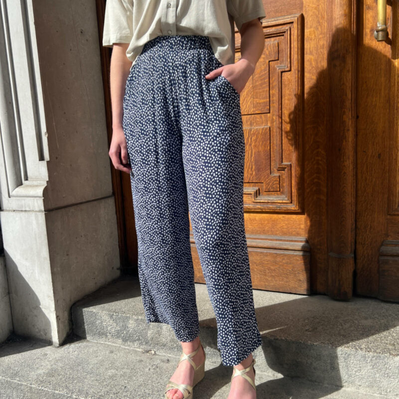 Pantalon fluide à pois pour femme très tendance.