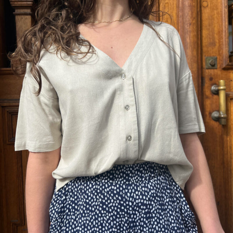 Blouse en lin écrue très tendance pour femme.