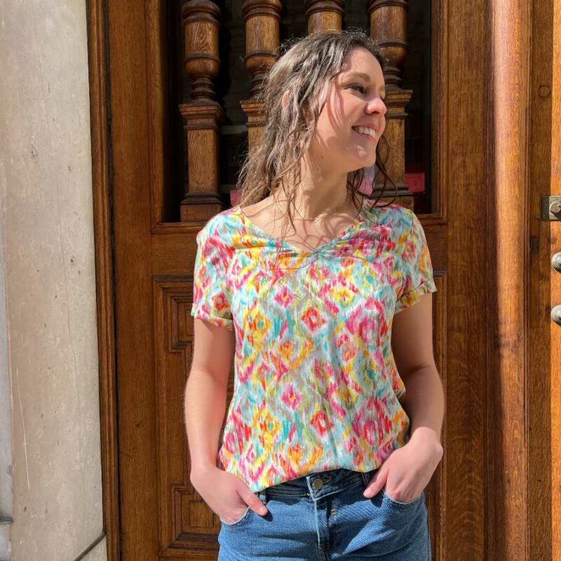 La blouse imprimé coloré très tendance pour femme.