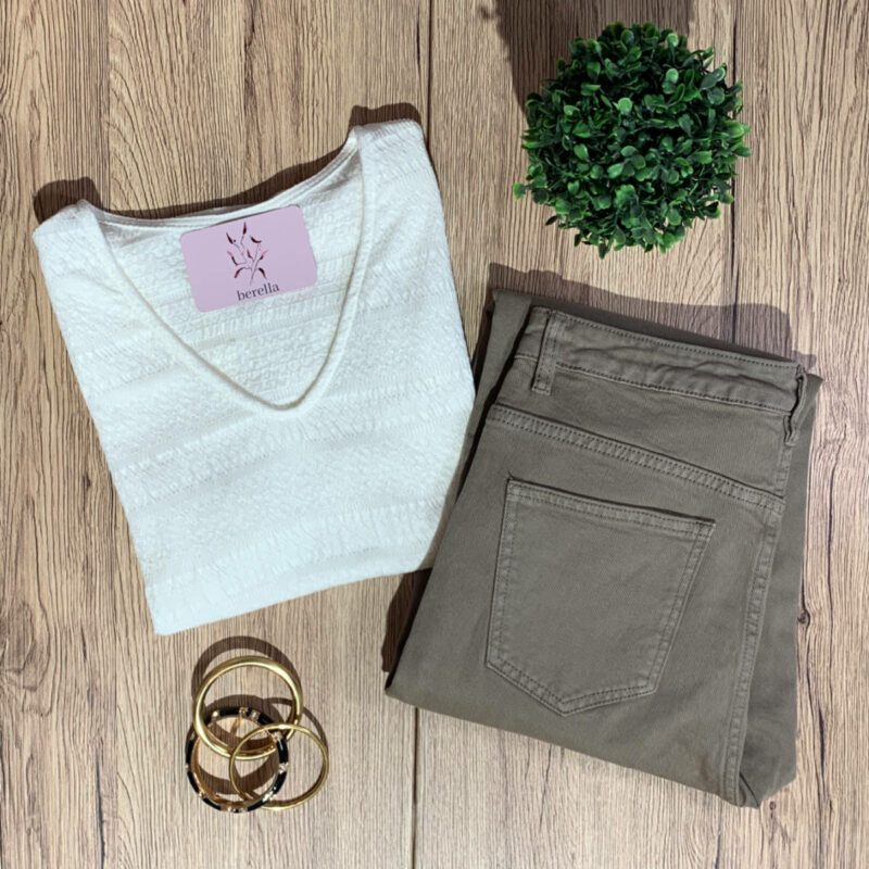 Tee shirt brodé blanc très tendance pour femme.