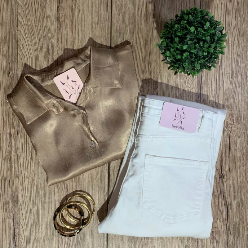 Chemise satinée beige très tendance pour femme.