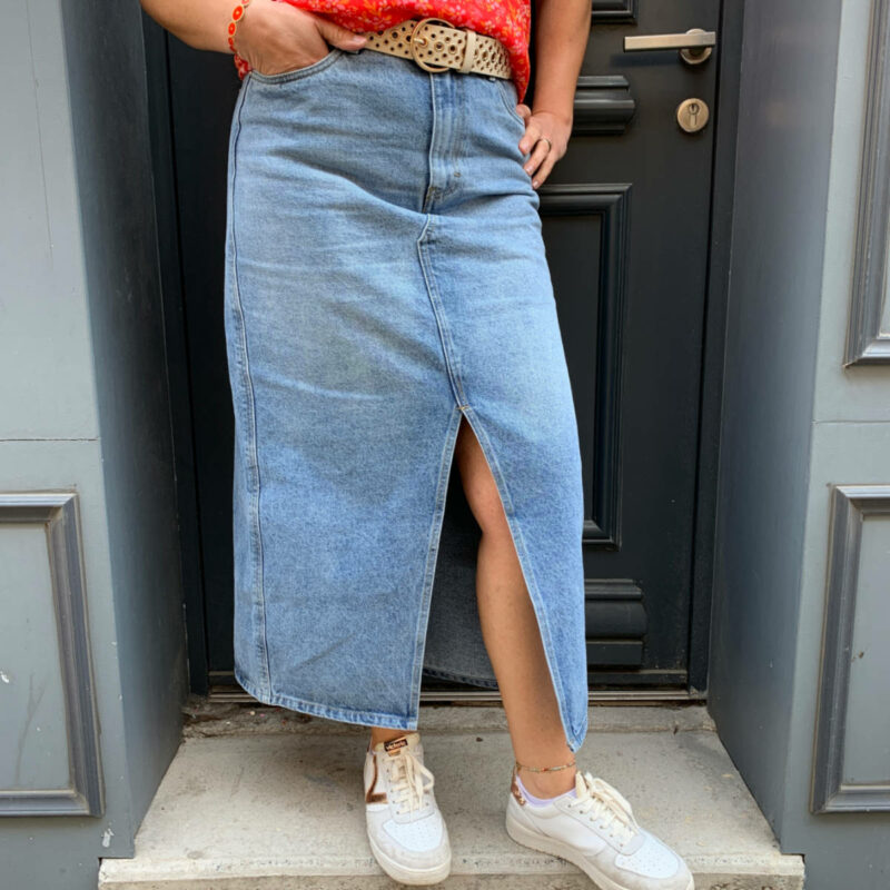 La jupe en jean longue très tendance pour femmes.