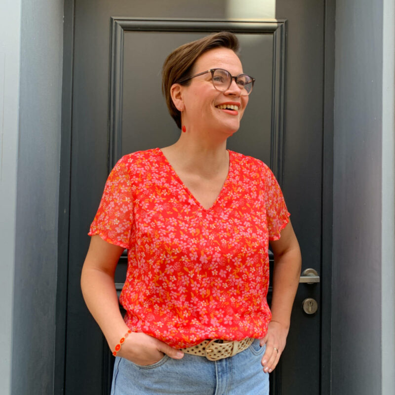 La blouse fleurie corail pour femme très tendance.