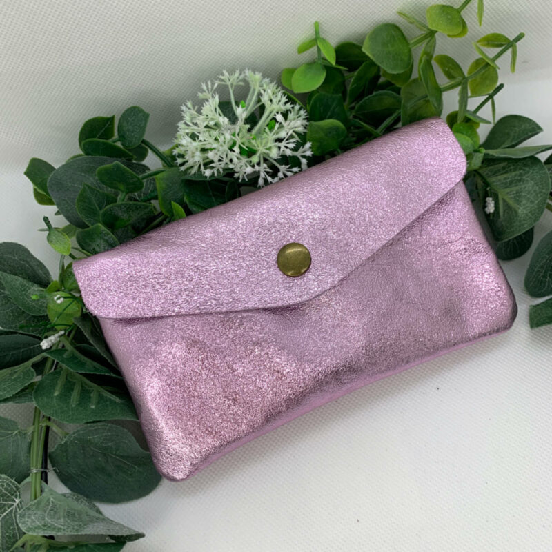 Portefeuille en cuir rose poudré très tendance pour femme.