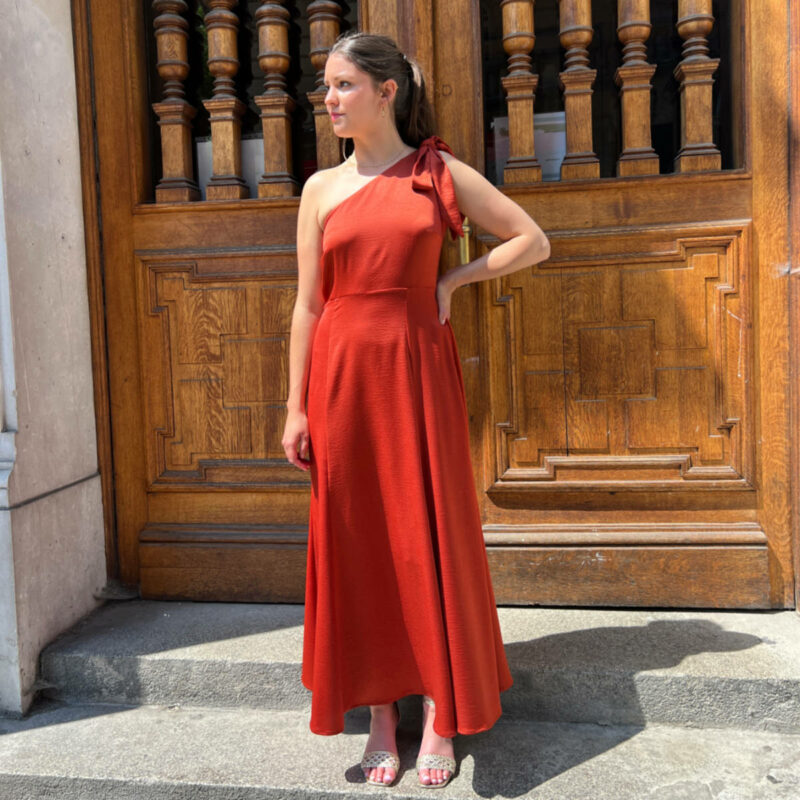 La robe satinée terra cotta pour femme tendance.