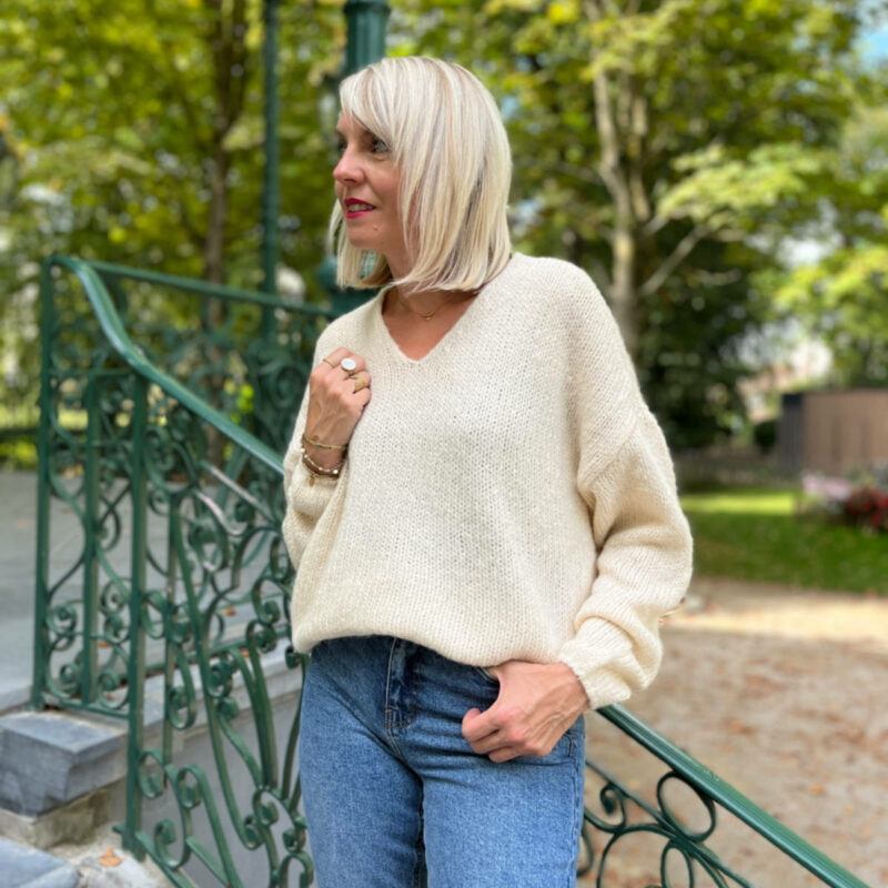 Pull col V crème pour femme tendance.