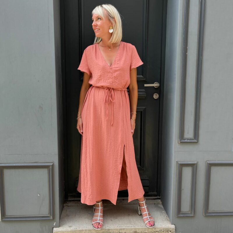 Robe longue rose pour femme.