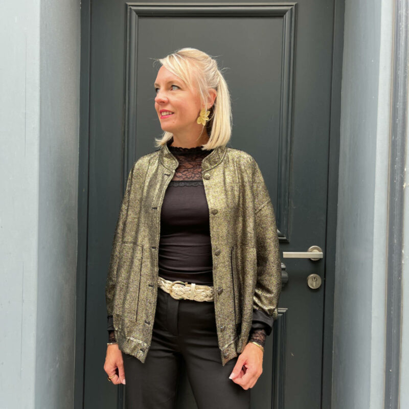 Veste dorée pour femme tendance.