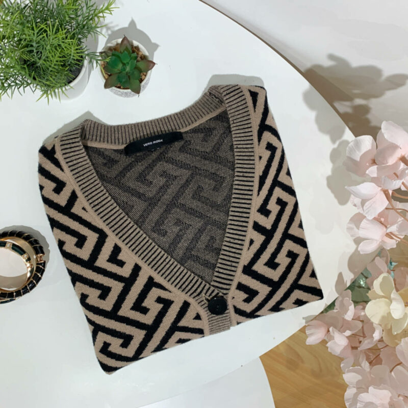 Cardigan imprimé beige pour femme.