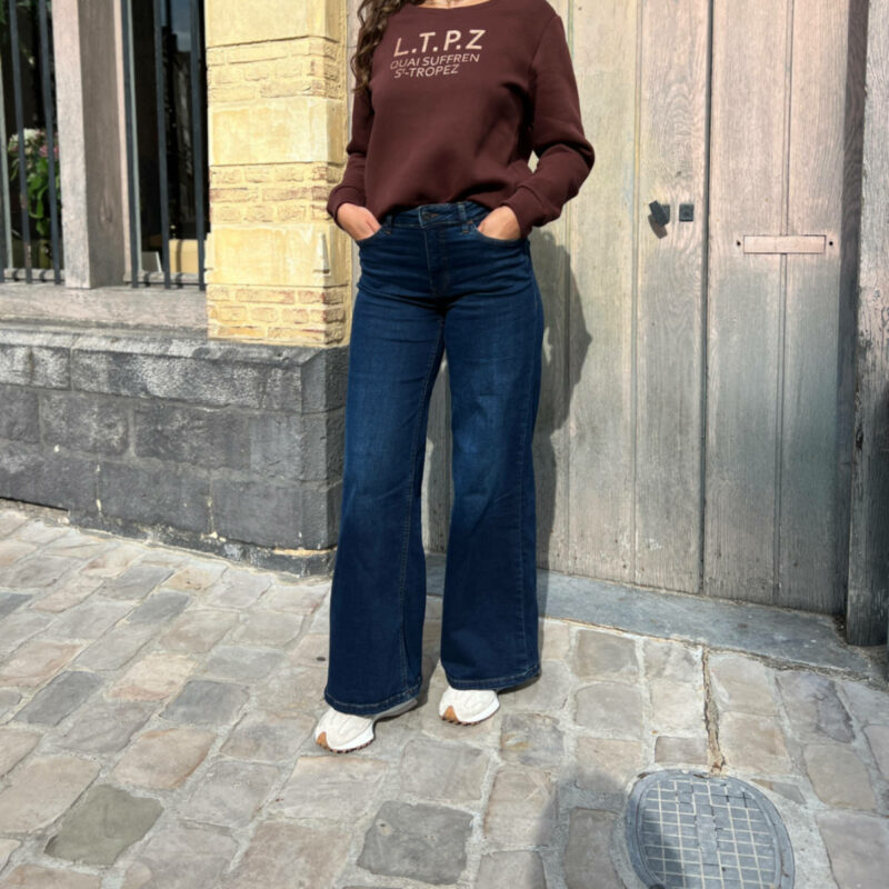Jean wide leg pour femme tendance.