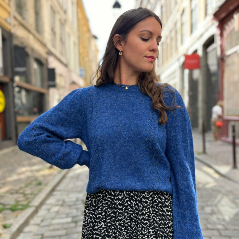 Pull ajouré bleu pour femme.