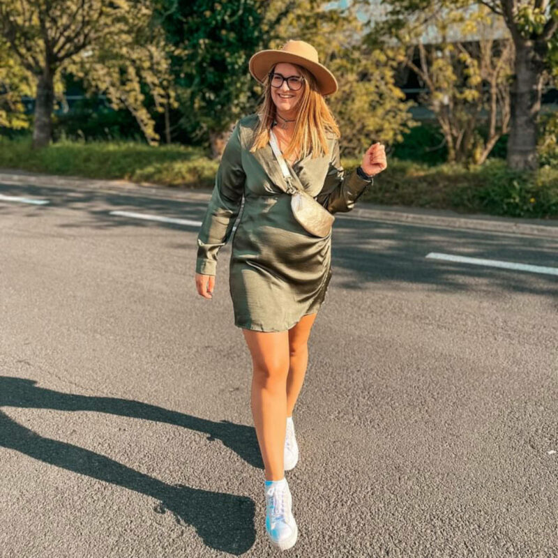 Robe courte kaki pour femme tendance.