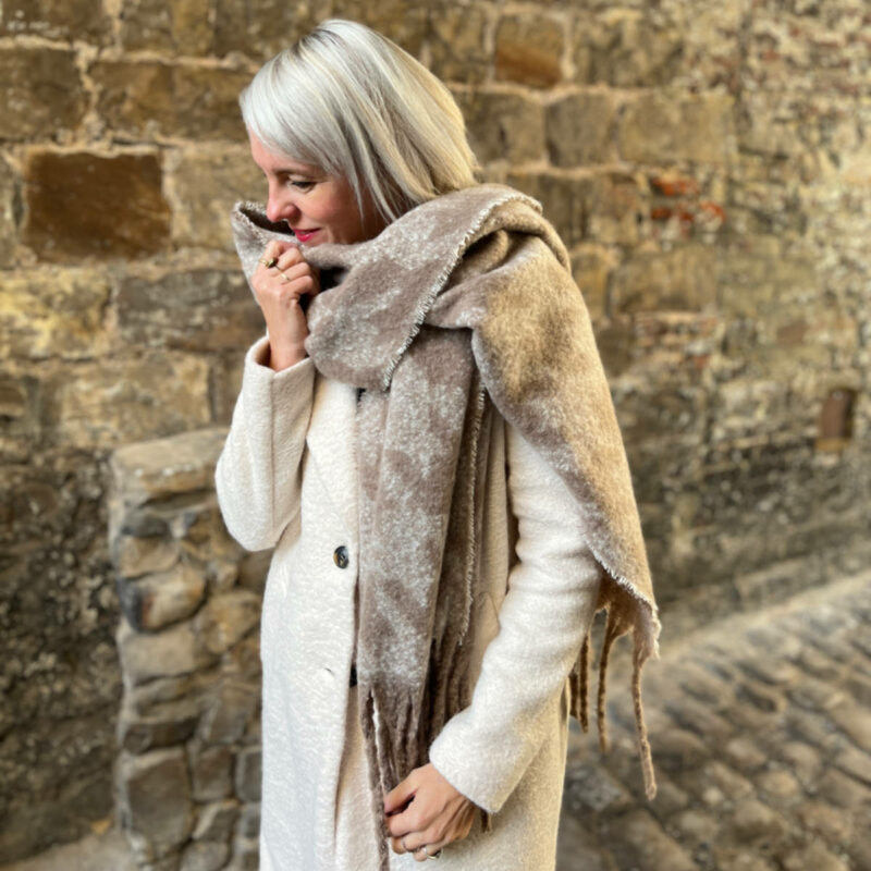 Echarpe pied de poule beige pour femme.