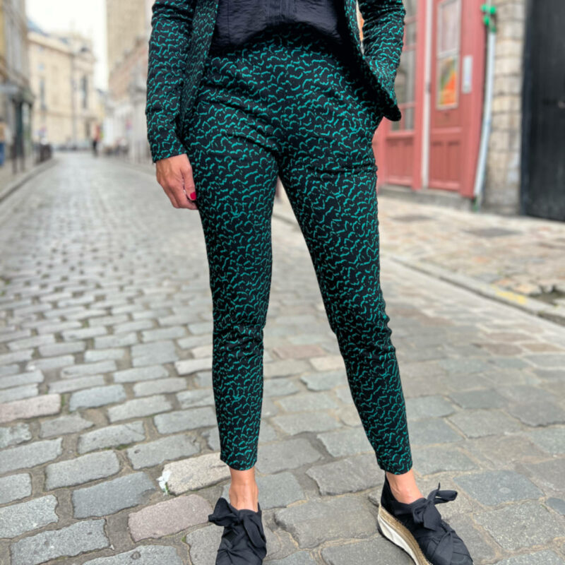 Le pantalon imprimé vert pour femme tendance.