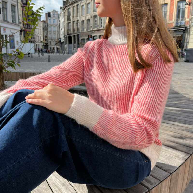 Pull rayé rose pour femme tendance.