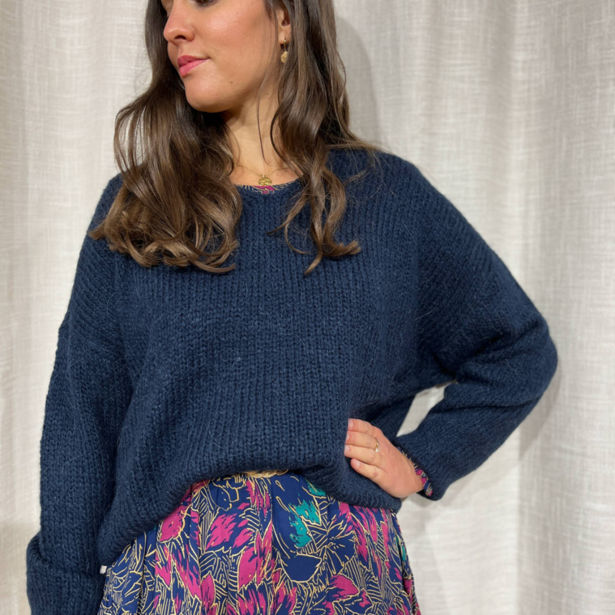 Pull col V bleu marine pour femme tendance.