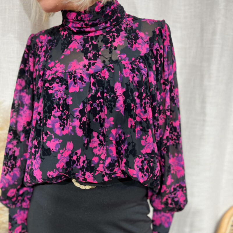 Blouse fleurie rose pour femme.