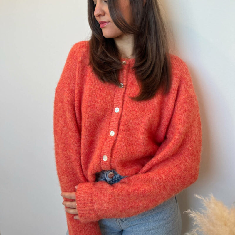 Gilet en laine orange pour femme.