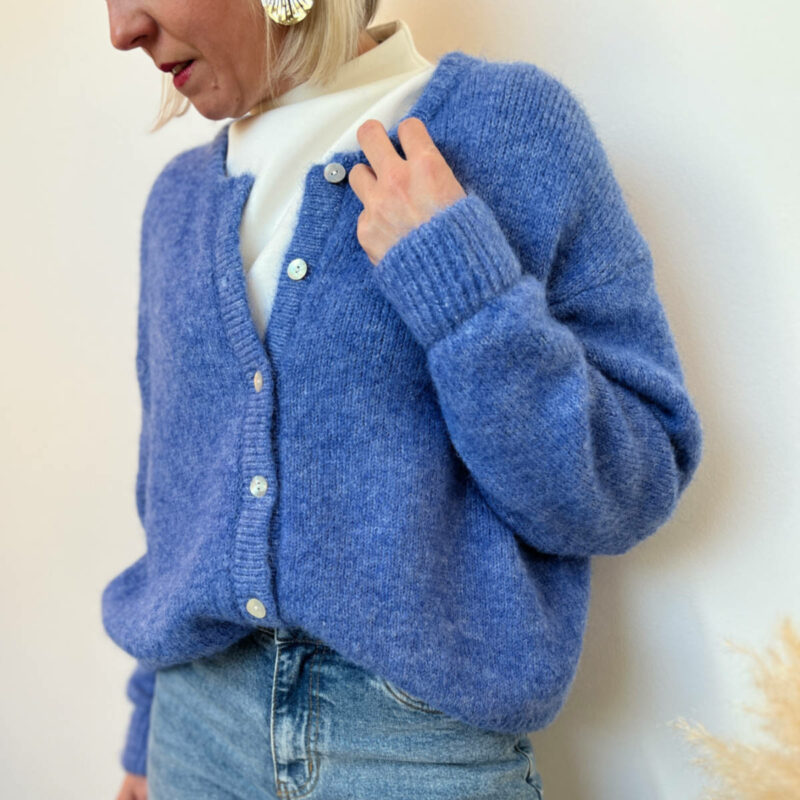 Gilet en laine bleu tendance pour femme.