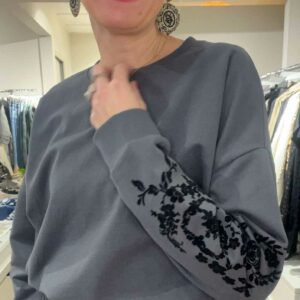 sweat gris broderie noir 3