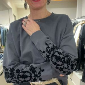sweat gris broderie noir