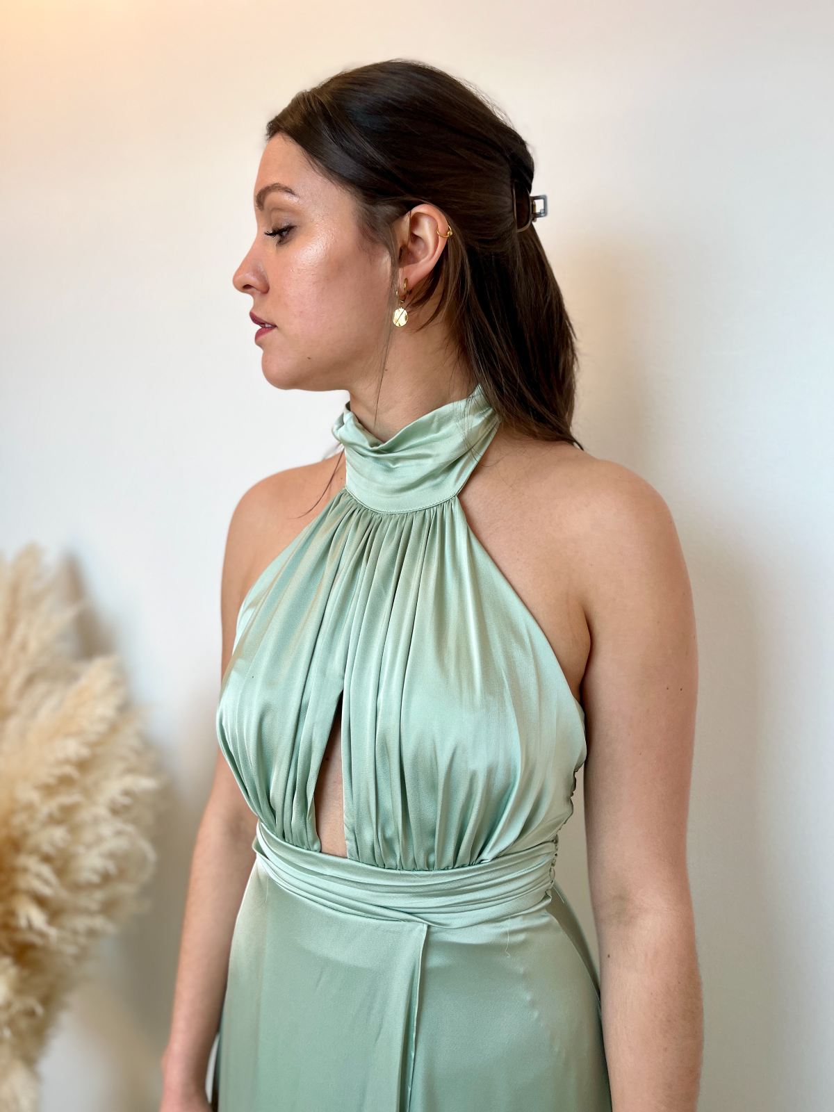 Robe longue satinée encolure américaine vert sauge 2