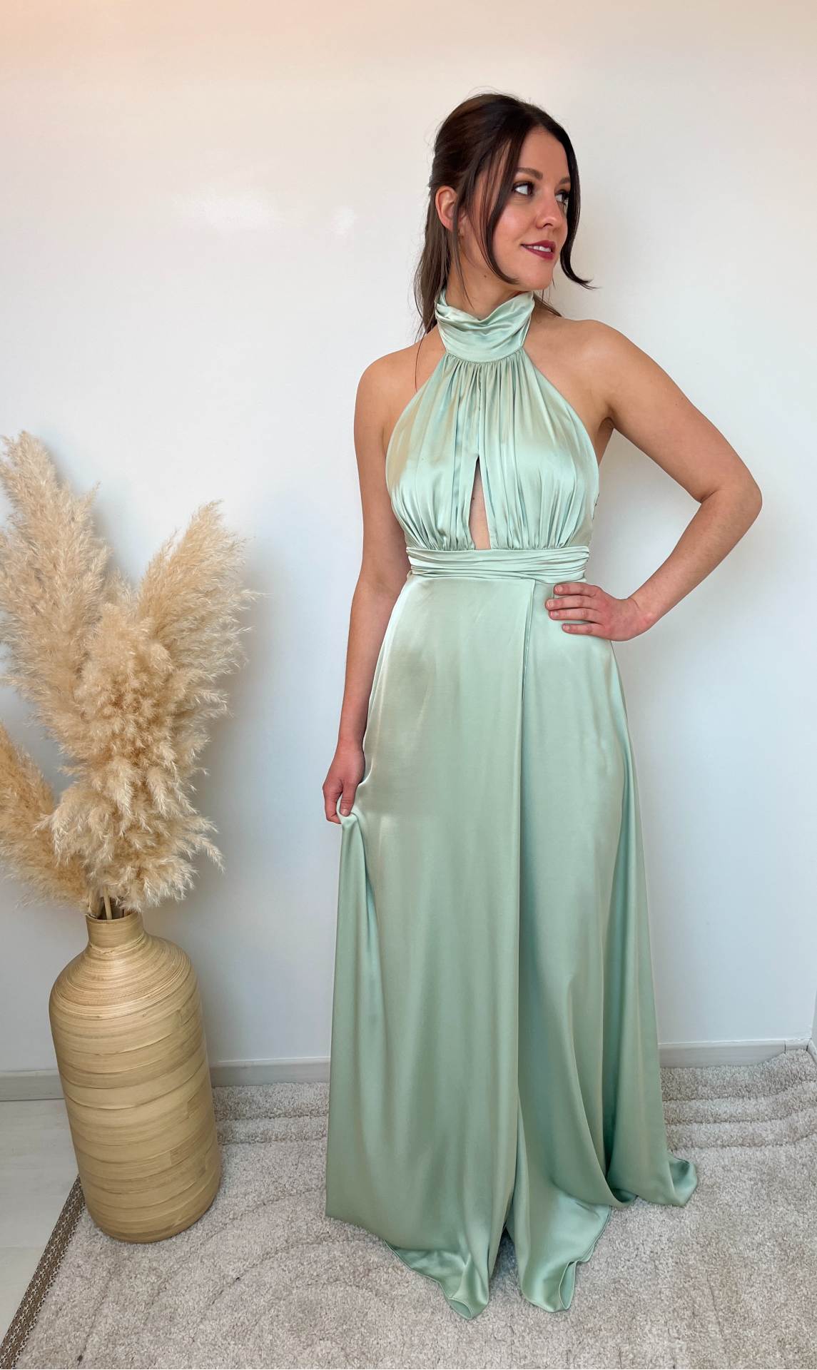 ROBE LONGUE SATINEE ENCOLURE AMERICAINE VERT SAUGE
