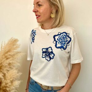 Tee shirt blanc broderie bleue 2