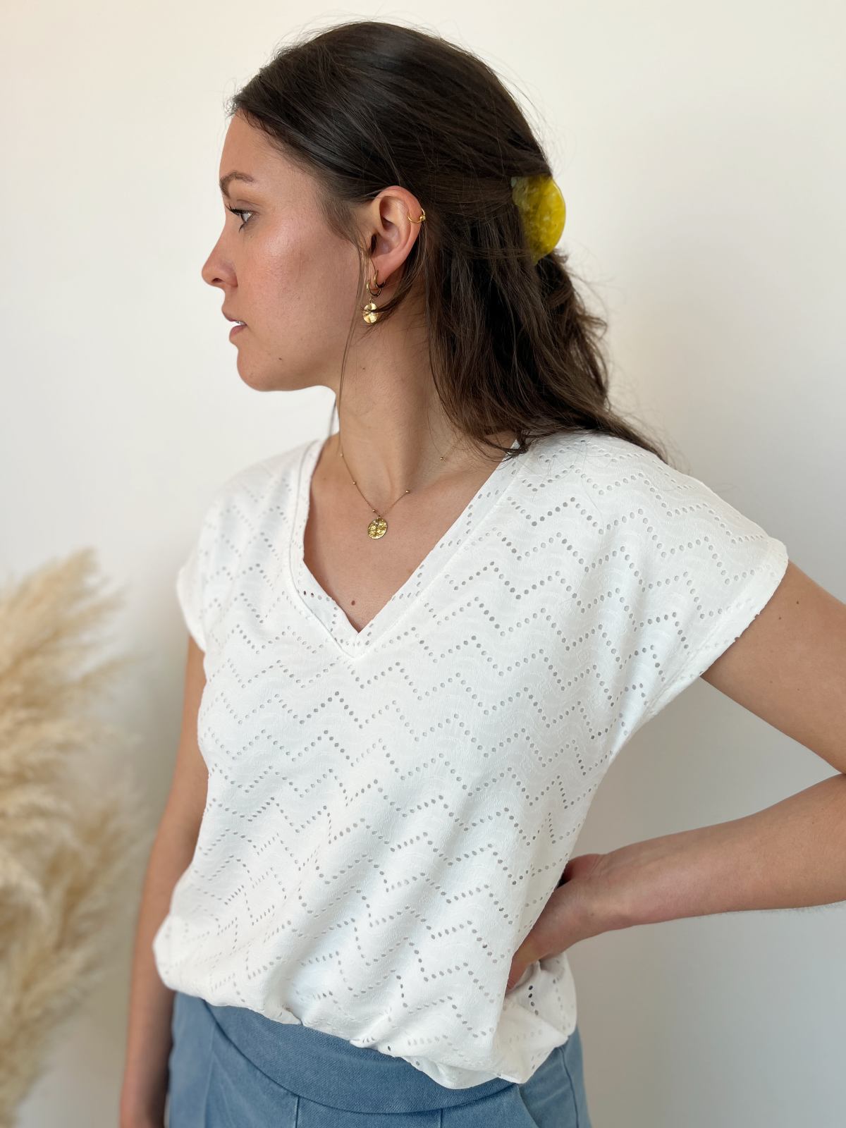 TEE SHIRT COL V AJOURE BLANC