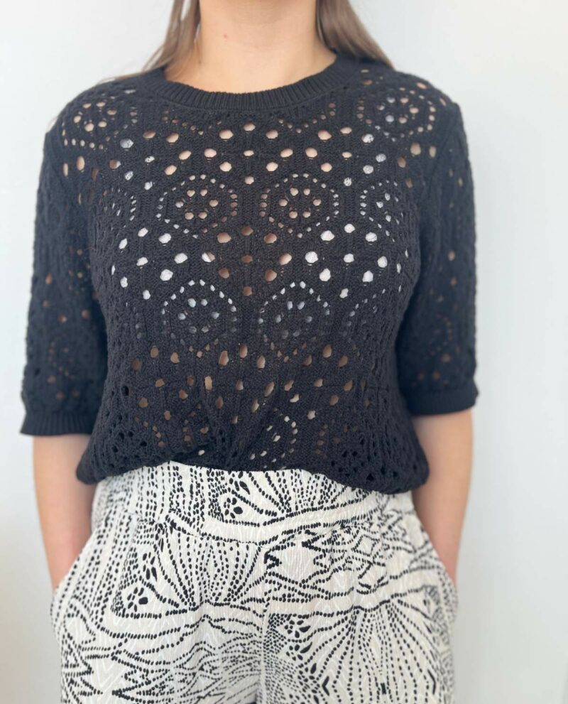 pull crochet noir