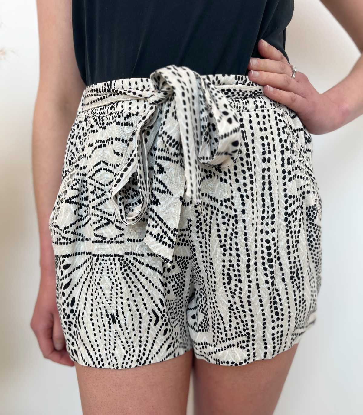 short beige noir 2