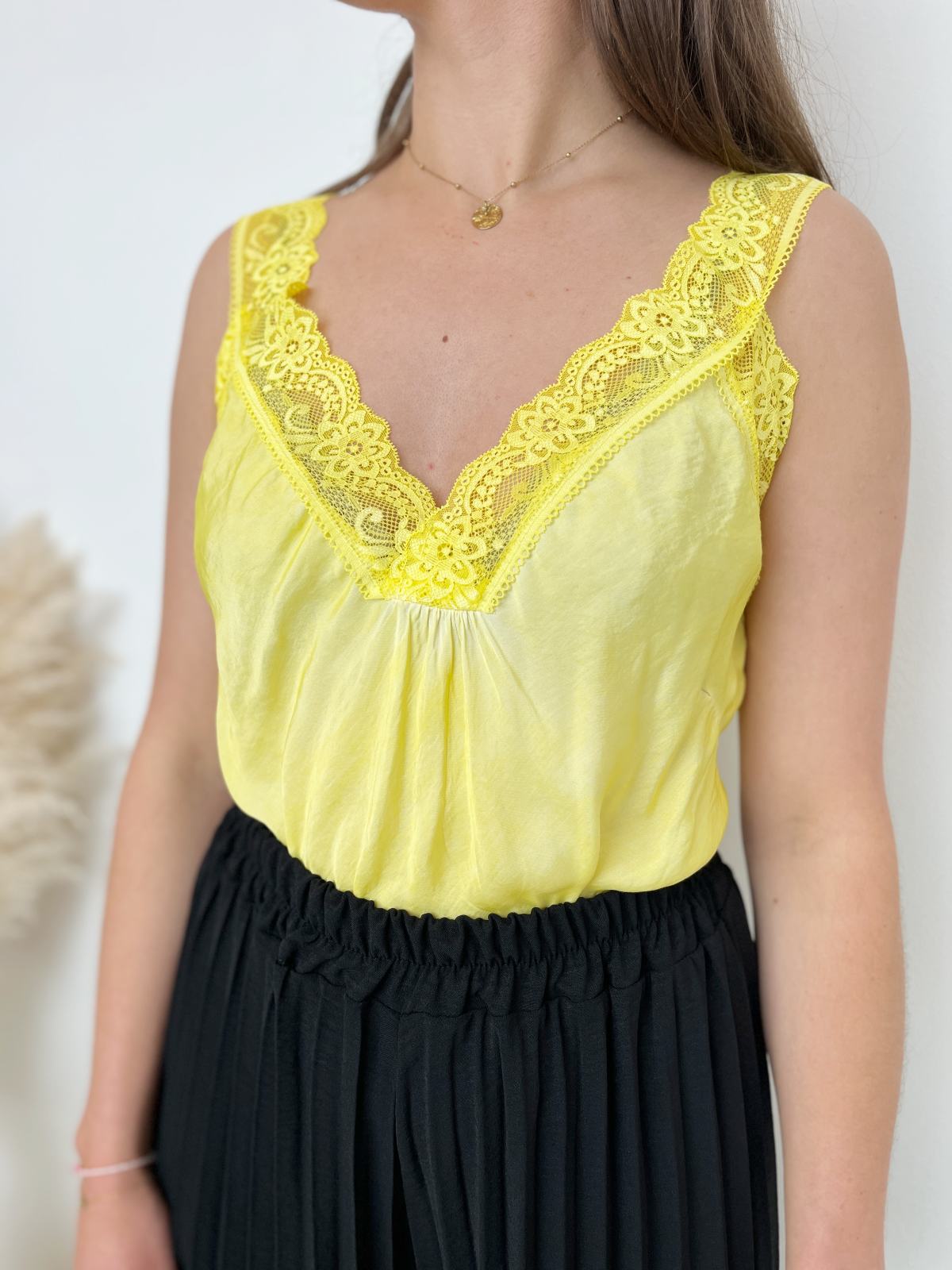Top dentelle jaune 2