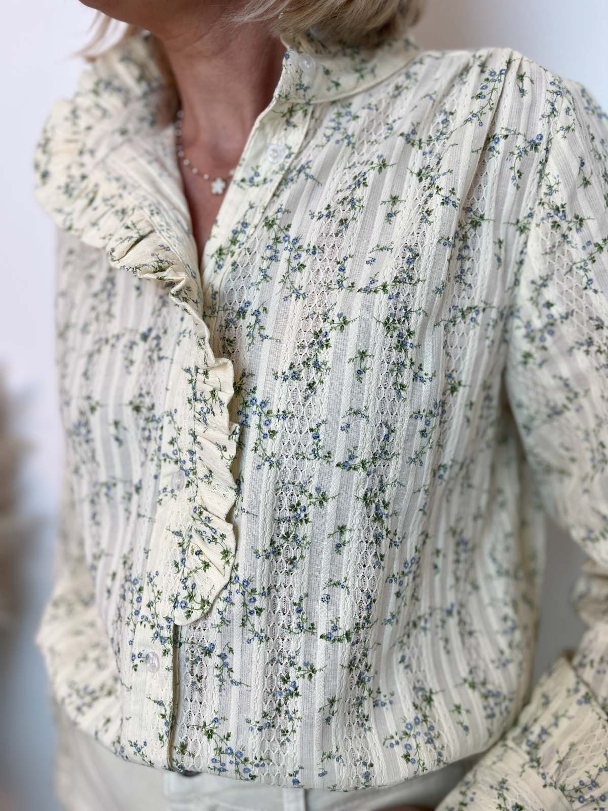 BLOUSE A VOLANTS