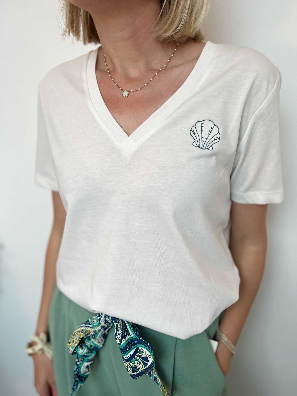 TEE SHIRT COL V BRODERIE COQUILLAGE