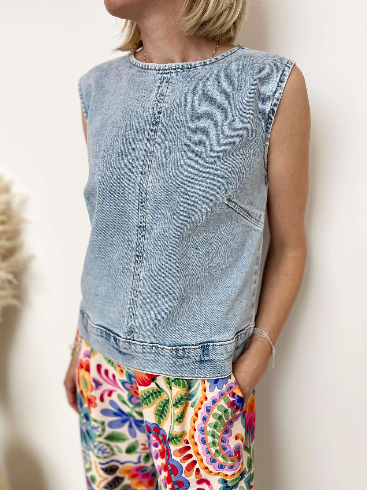 TOP SANS MANCHES EN JEAN